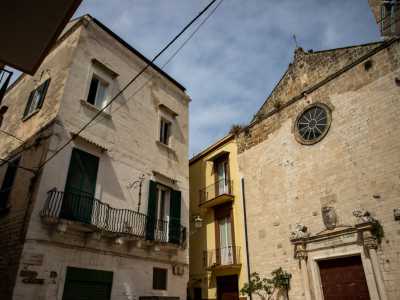 ...che condivide la visuale con l�adiacente prospetto della chiesa di Sant�Anna
